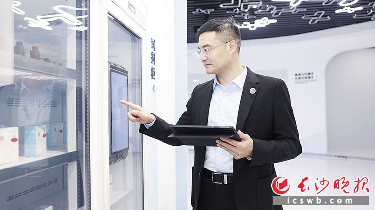 郭德斌演示其公司为医疗机构设计的智能试剂柜。长沙晚报全媒体记者 盛磊 摄