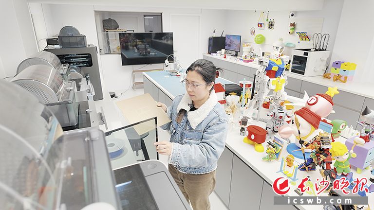 “打哒打3D造物社”主理人周雅仪正在工作,旁边是3D打印的各种玩具摆件。长沙晚报全媒体记者 曾灵 摄 “打哒打3D造物社”主理人周雅仪正在工作,旁边是3D打印的各种玩具摆件。长沙晚报全媒体记者 曾灵 摄