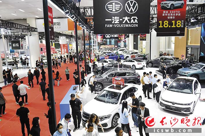 图为2025湖南汽车展览会现场的火爆人气。 图为2025湖南汽车展览会现场的火爆人气。