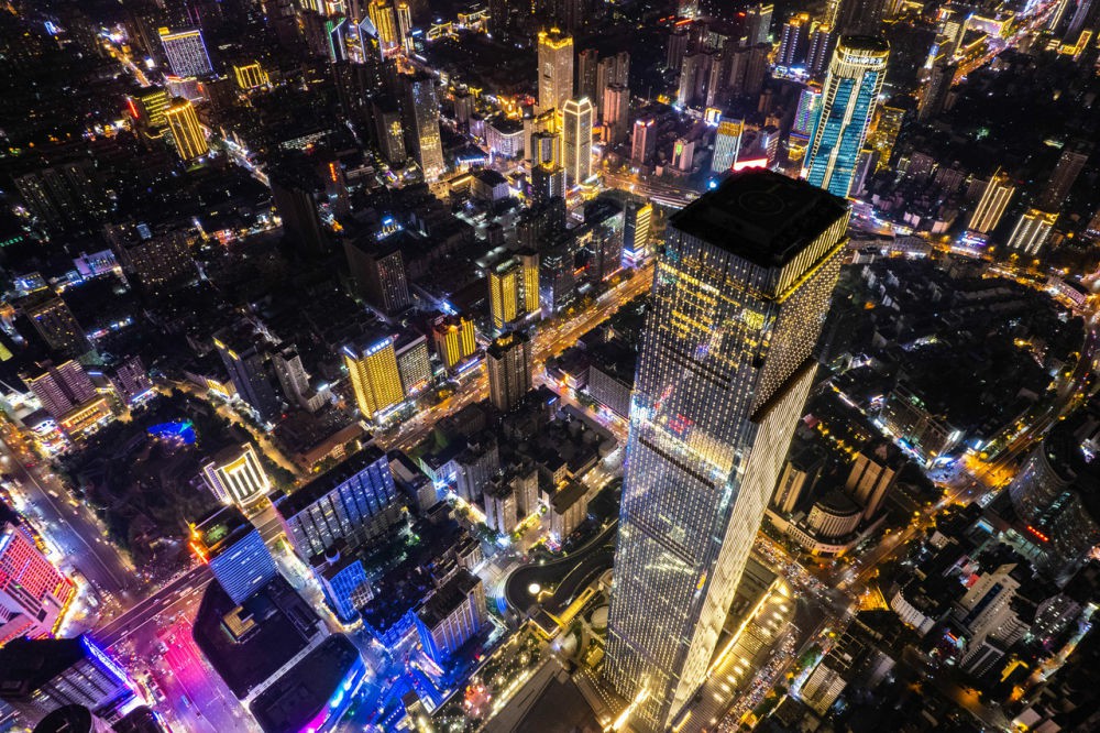 图为长沙城区夜景。长沙夜经济蓬勃发展，凌晨的商圈依然人流不息。新华每日电讯记者 陈思汗摄