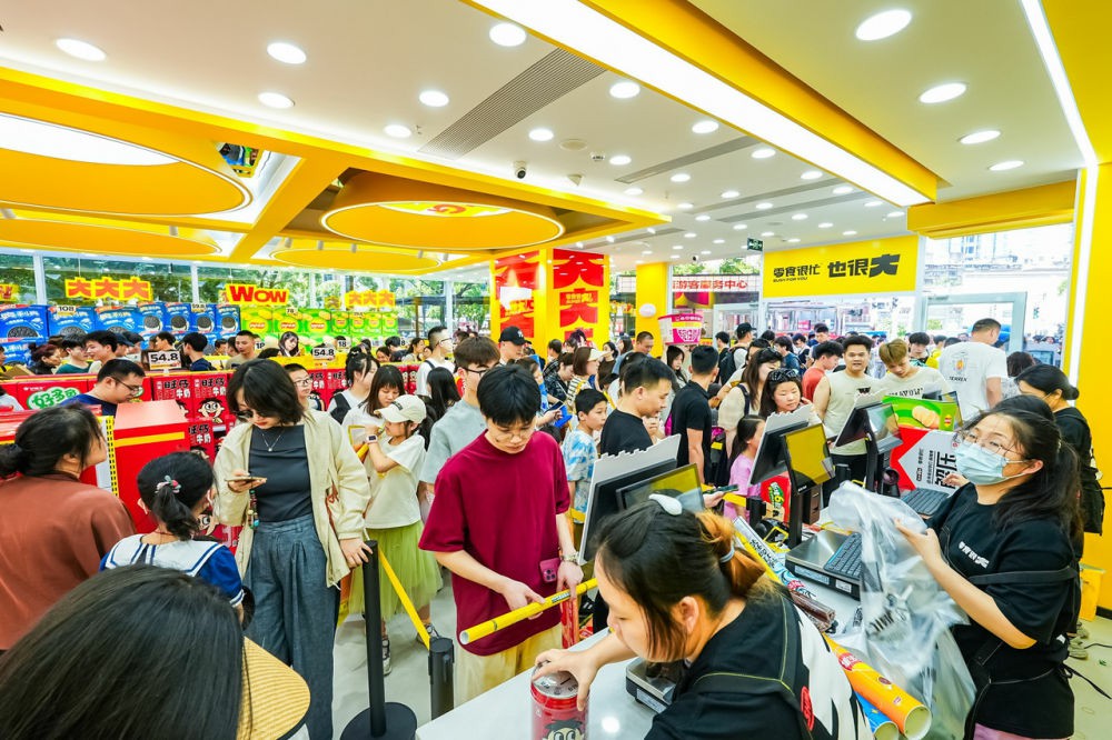 消费者在长沙“零食很忙”店内消费。谢海 摄