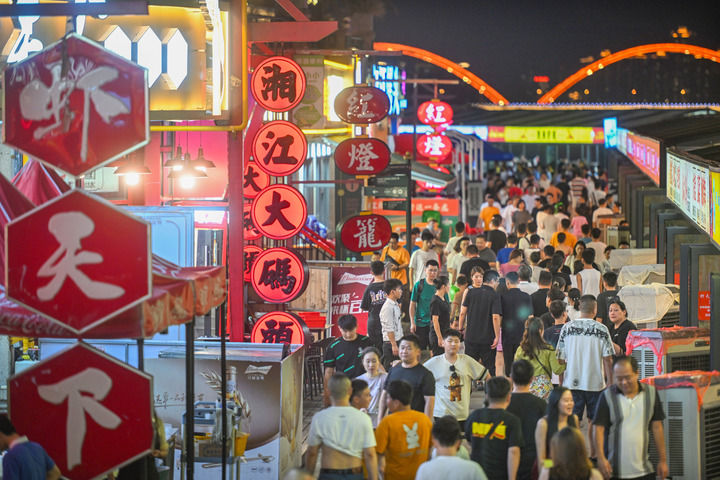 图为长沙渔人码头夜间消费场景。郭立亮 摄