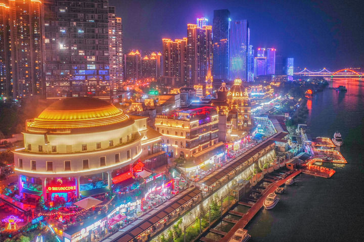 长沙渔人码头夜景。郭立亮 摄