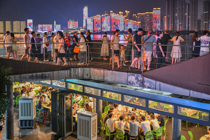 夜间，市民游客在长沙渔人码头。郭立亮 摄