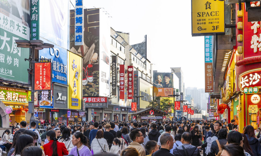 市民游客在长沙黄兴南路步行商业街游玩。石亮 摄