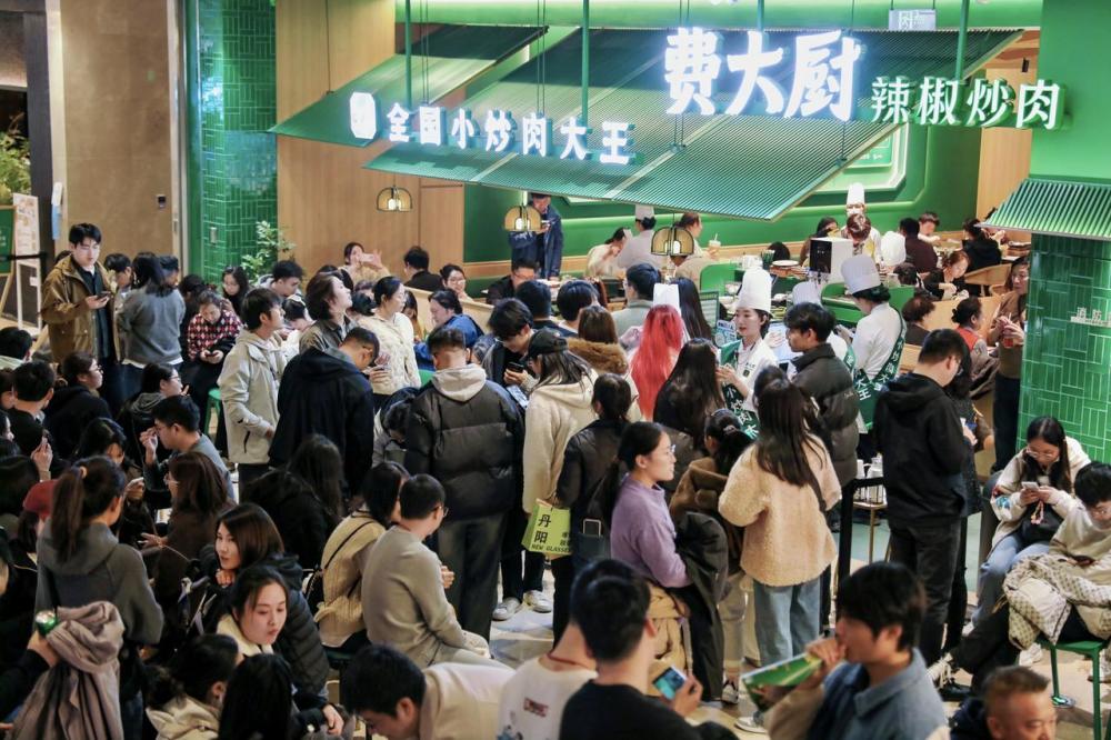 食客在长沙一家饭店前等位。卢文伟 摄