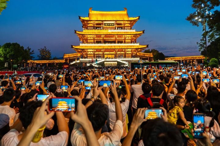 市民游客在拍摄长沙杜甫江阁。晟龙 摄