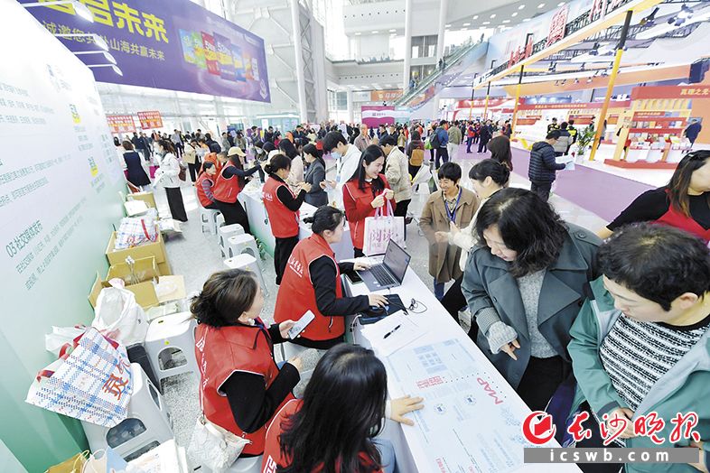 读者欣喜地在书会现场购买到心仪的书刊。