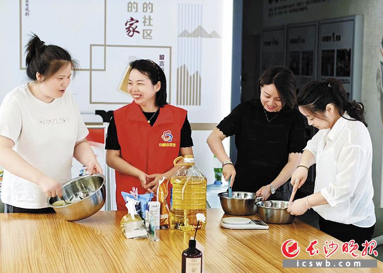 “宝妈创客联盟”成了社区的一道亮丽风景。长沙晚报通讯员 谢佳妮 供图