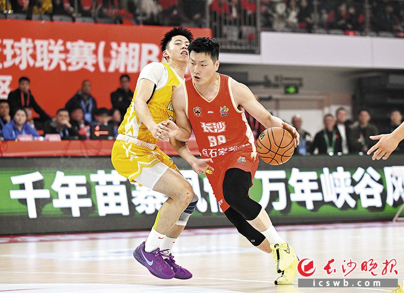 3月27日，2026湖南省城市篮球联赛揭幕战打响，长沙队首战告捷，以83比65战胜怀化队。长沙队99号曹文锋获得全场最高分28分。 长沙晚报全媒体记者 余劭劼摄