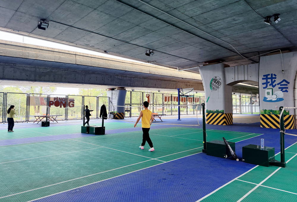 在长沙湘府路大桥西侧桥下，市民在改造后的运动场运动。新华社记者 谢奔 摄