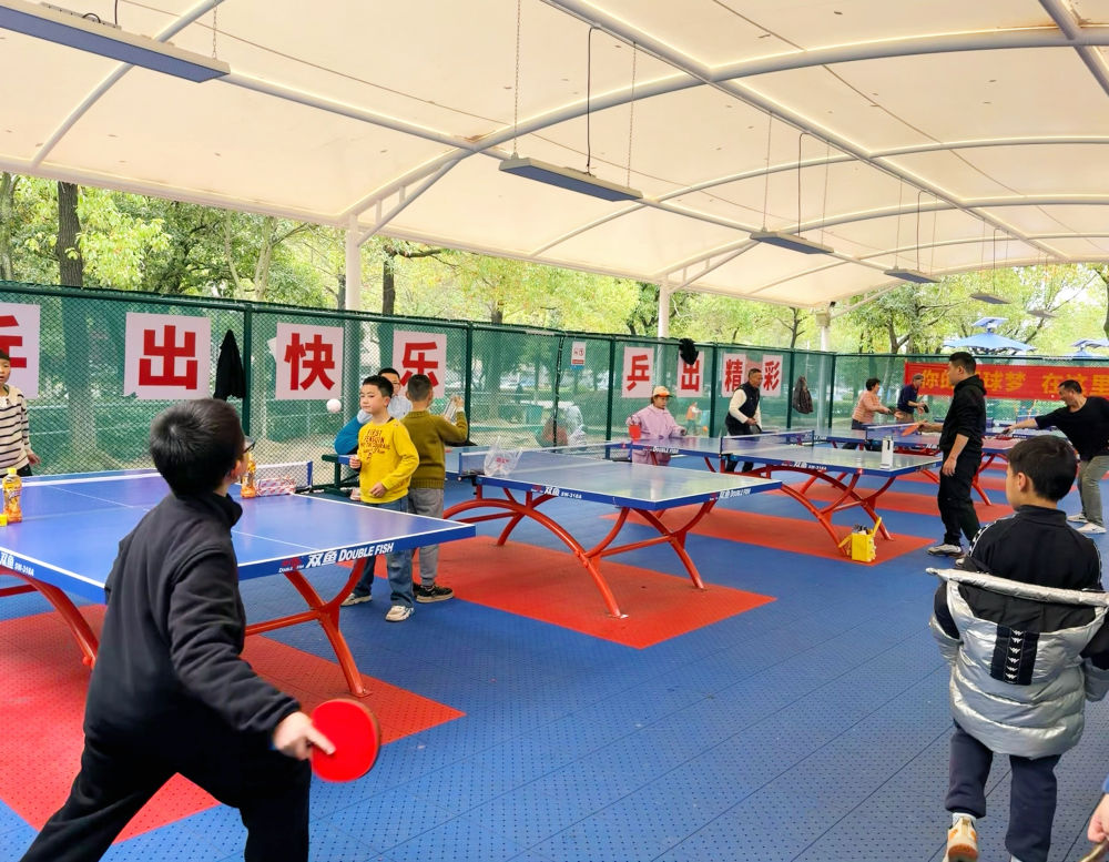 在咸嘉新村社区室外乒乓球场，市民正在打球。新华社记者 谢奔 摄