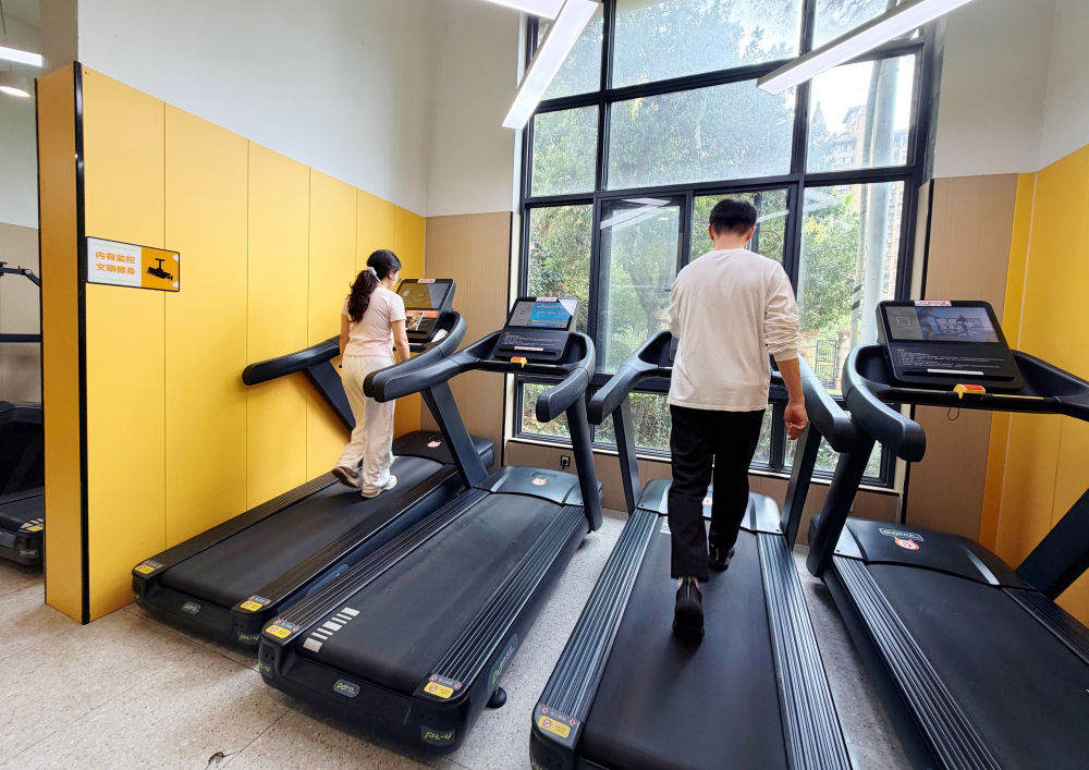 在公园里小区智慧健身中心，市民正在运动。新华社记者 谢奔 摄