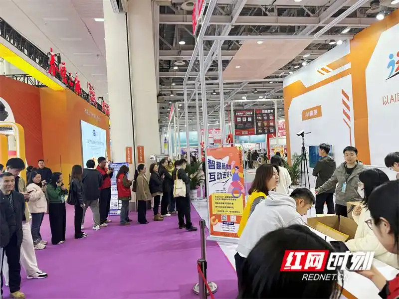 ▲活动现场,读者排起长队。 ▲活动现场,读者排起长队。