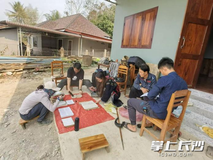 “中心”人员采集泰北瑶族民间唱本（2022年3月拍摄）。