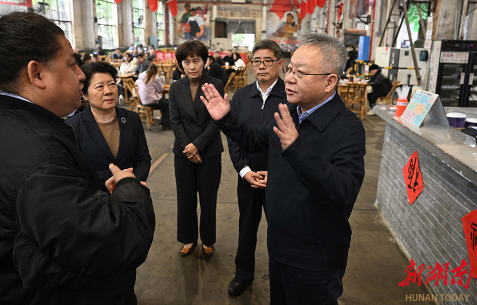 4月3日，沈晓明来到长沙市雨花区曙光茶厂调研。