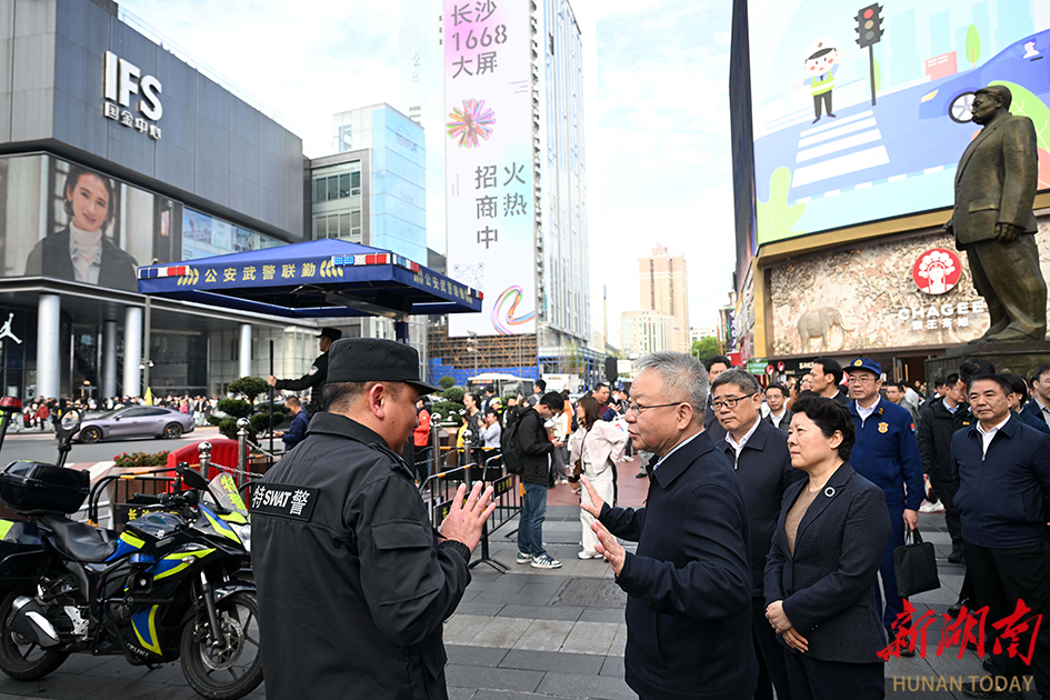 4月3日，沈晓明来到五一商圈调研。