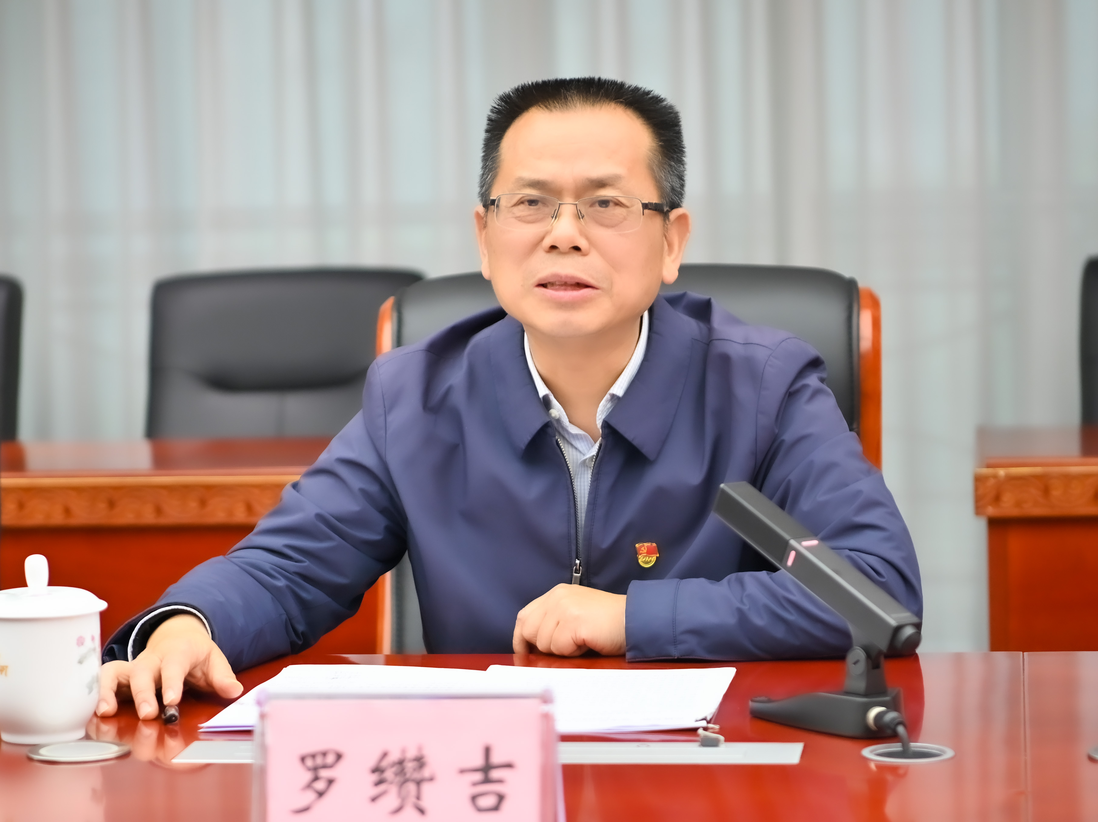 市人大常委会党组书记、主任罗缵吉讲话。
