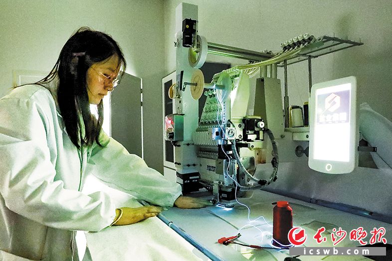 湖南未来纤维研究院工作人员正在对发光纤维进行测试和加工。 长沙晚报全媒体记者 董阳 摄 湖南未来纤维研究院工作人员正在对发光纤维进行测试和加工。 长沙晚报全媒体记者 董阳 摄