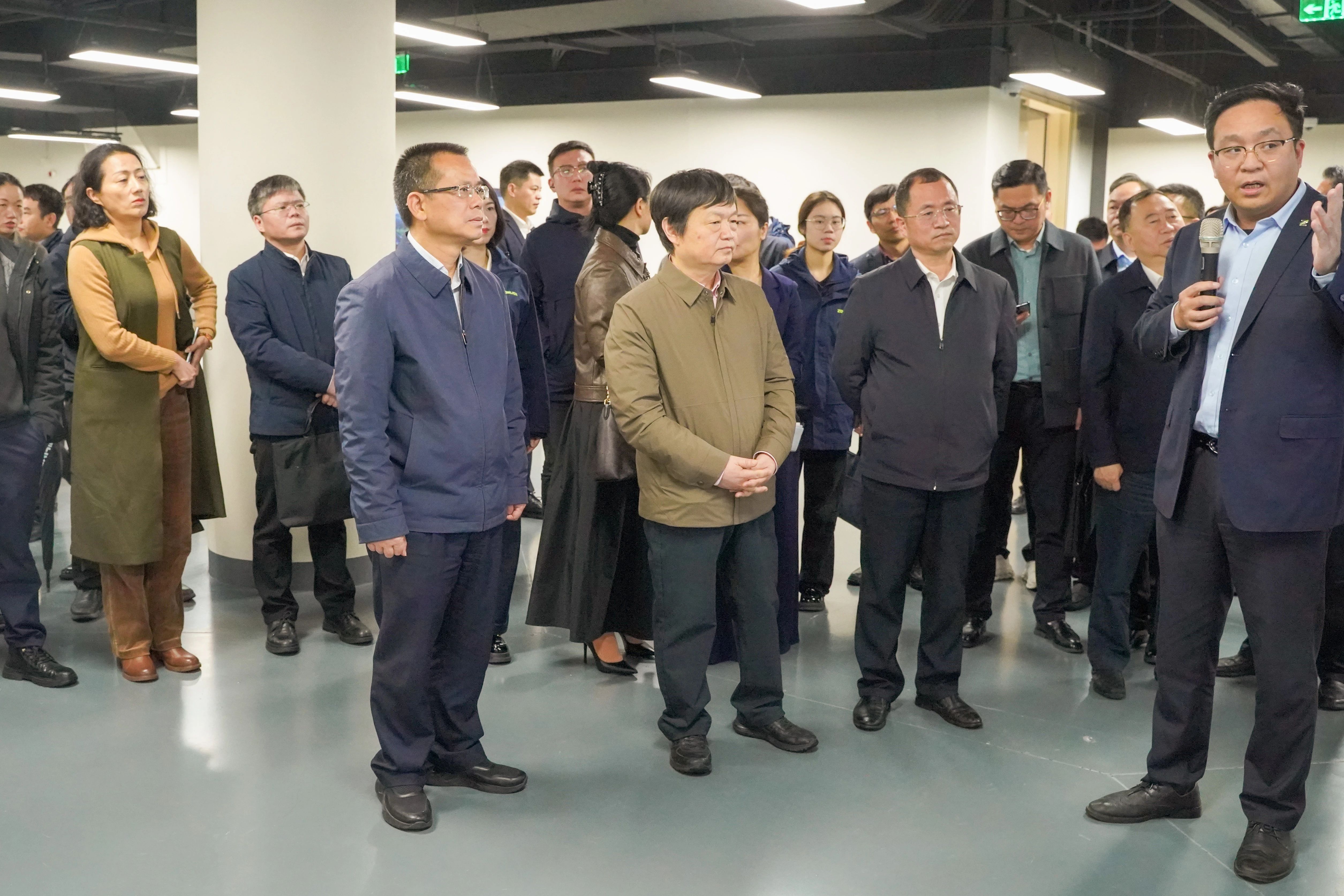 市人大常委会党组书记、主任，市先进计算产业链链长罗缵吉，以及人大代表们和先进计算领域的企业家们实地调研。