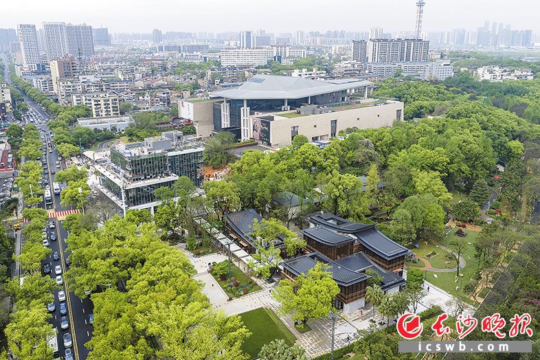 “馆园融合”项目竣工后,市民游客可从烈士公园轻松进入湖南省博物馆。 长沙晚报全媒体记者 黄启晴 摄 “馆园融合”项目竣工后,市民游客可从烈士公园轻松进入湖南省博物馆。 长沙晚报全媒体记者 黄启晴 摄