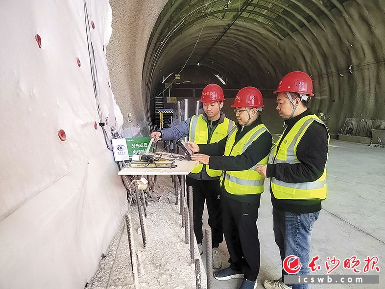 中南大学伍毅敏教授(中)和团队在中试基地隧道试验场做产品中试。长沙晚报全媒体记者 徐运源 摄 中南大学伍毅敏教授(中)和团队在中试基地隧道试验场做产品中试。长沙晚报全媒体记者 徐运源 摄