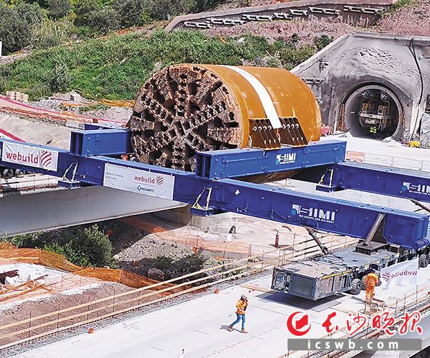 铁建重工盾构机整体托举过桥。长沙晚报通讯员 董构欧 供图