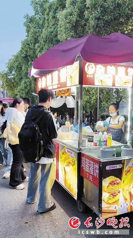 夏阿姨摊位热闹了起来。 湘江早报记者 马媛 摄