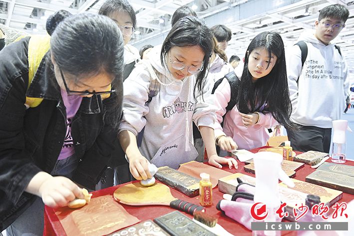长沙晚报利德研学基地印刷体验区吸引大批观众前来体验。长沙晚报全媒体记者 余劭劼 摄