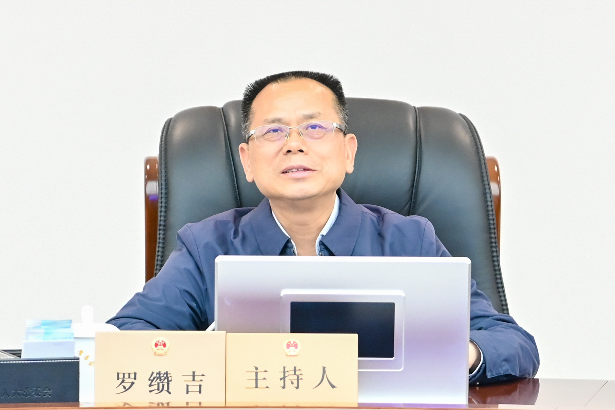 市人大常委会党组书记、主任罗缵吉讲话。