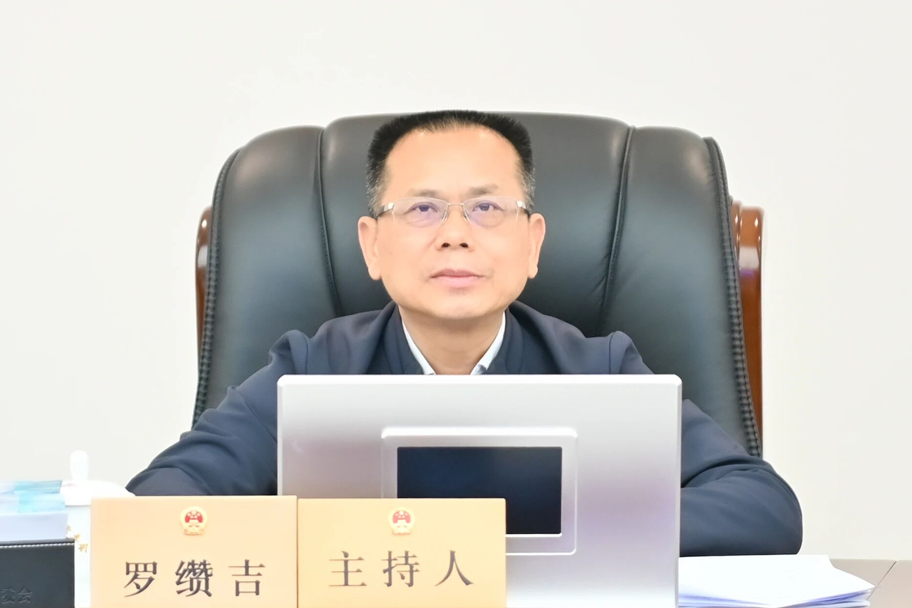 市人大常委会党组书记、主任罗缵吉讲话。