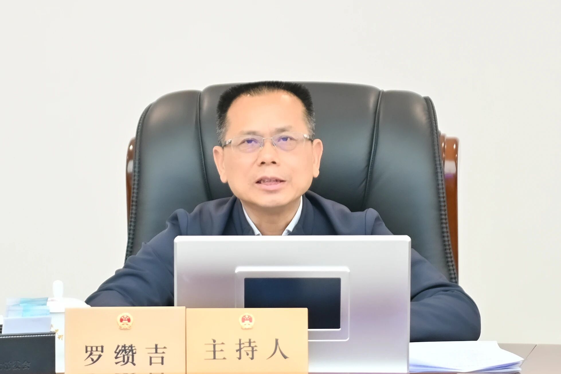 市人大常委会党组书记、主任罗缵吉讲话。