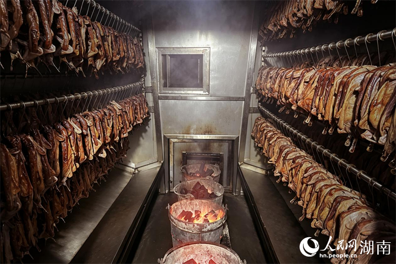 湖南小鸭仙食品有限公司工厂的酱板鸭烤房。人民网记者 黄卓摄