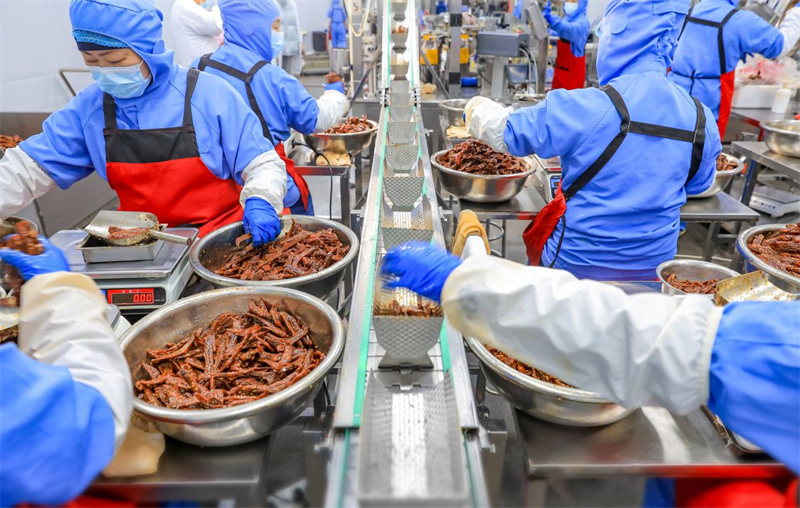 湖南小鸭仙食品有限公司打包车间。企业供图