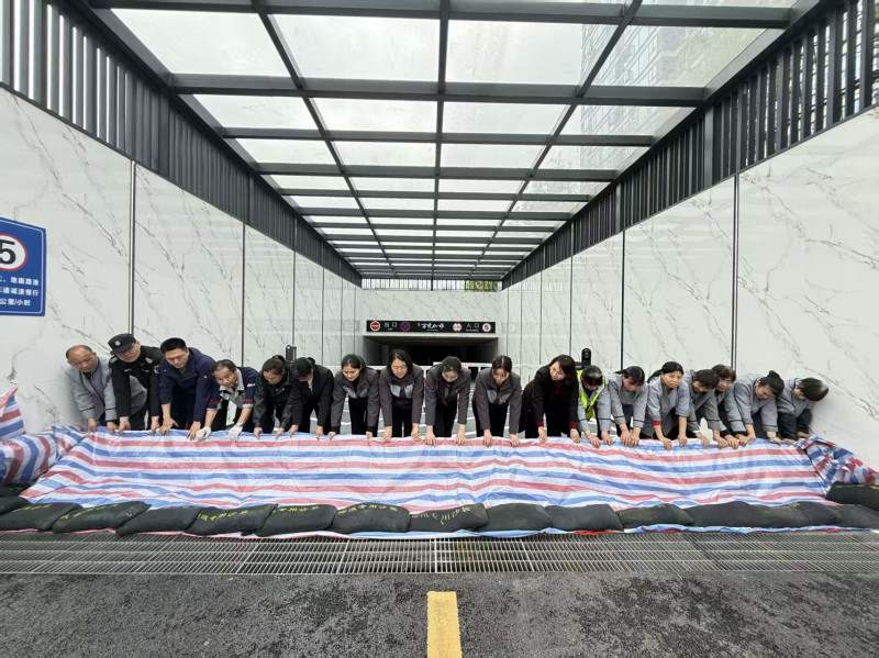 长沙五矿万境松雅小区在地下车库码沙袋。均为通讯员供图