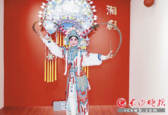 青年湘剧演员李赛珠表演《打猎》。