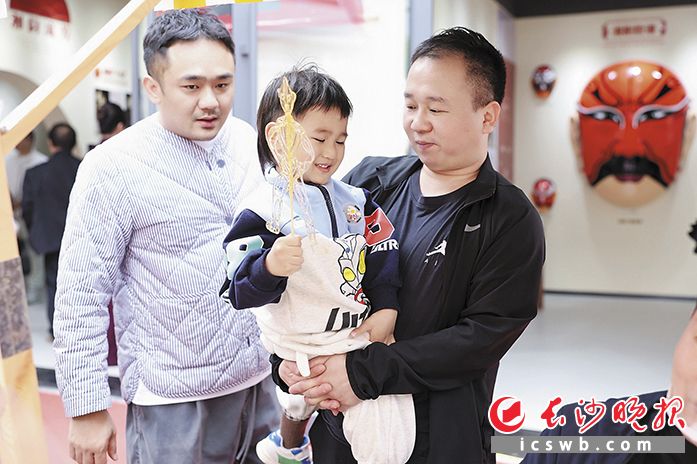 市集上的糖画让孩子爱不释手。均为长沙晚报通讯员 杨翠 供图