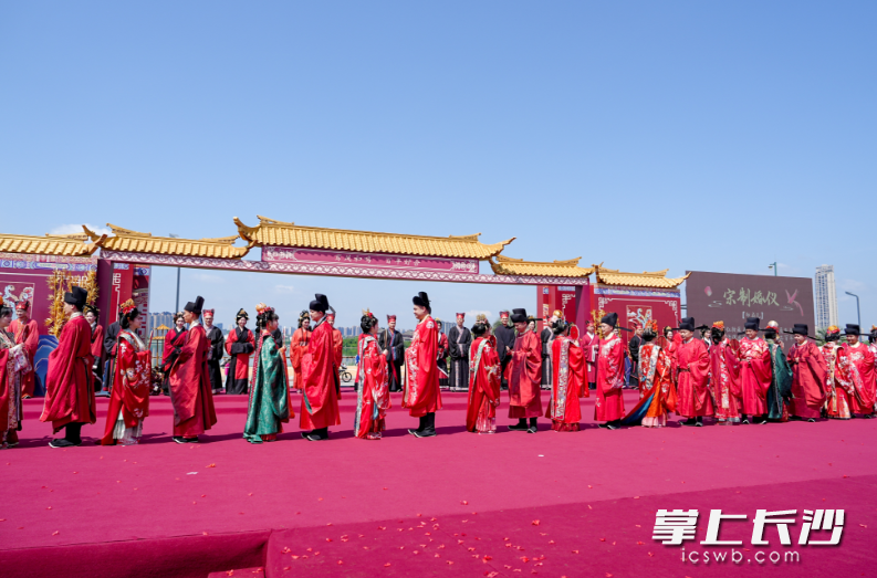 集体婚礼现场。除署名外均为长沙县民政局供图