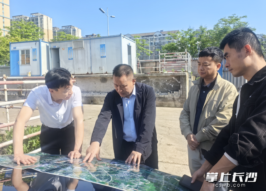 在恒广酒店项目现场现场办公。均为长沙县湘龙街道供图