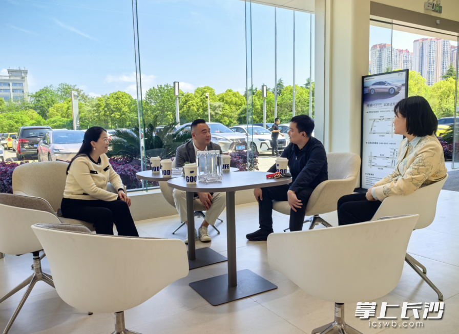 在申湘集团听企业心声和需求。