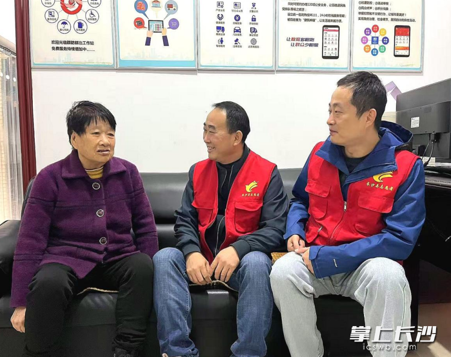 王建（中）、王希（右一）与居民沟通聊天，听取意见建议。