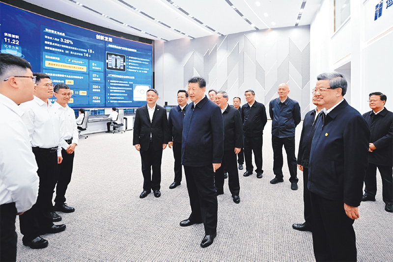 2026年3月23日，中共中央总书记、国家主席、中央军委主席习近平在河北雄安新区考察，并主持召开深入推进雄安新区高质量建设和发展座谈会。这是23日上午，习近平在中国华能集团有限公司考察时，同企业员工亲切交流。 新华社记者 谢环驰/摄