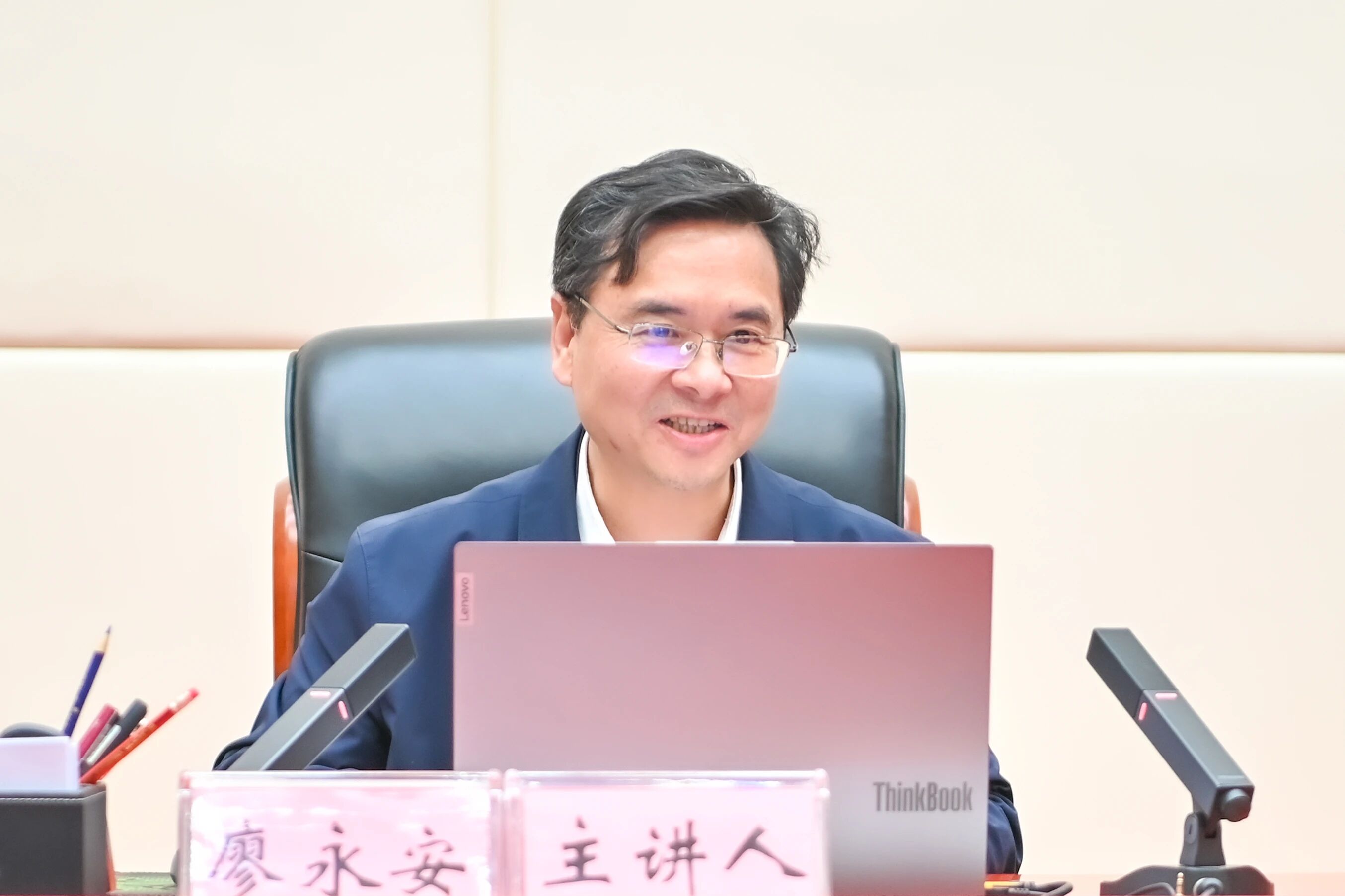 湘潭大学党委副书记、校长廖永安教授受邀进行专题授课。