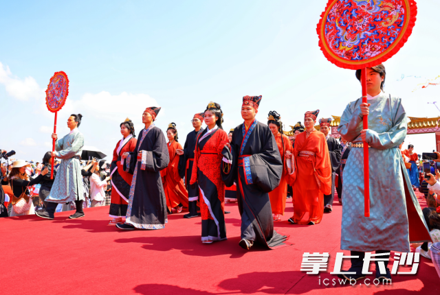 缘定星沙·青年人才集体婚礼现场。