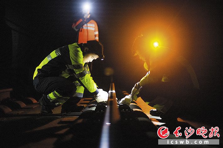 高铁浏阳河隧道内，长沙电务段长沙南高信车间“00后”蔡志成（左一）和队友进行作业。