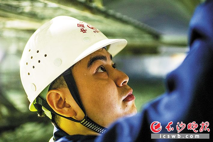 不一会儿，钟旭满头大汗。