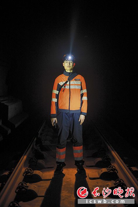 长沙电务段长沙南高信车间“00后”涂鹏，今年25岁，湖南岳阳人，工作4年。