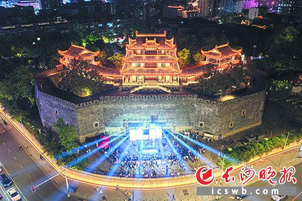 “五一”假期，夜色中的天心阁，精彩的文艺节目吸引了众多游客。均为长沙晚报全媒体记者 邹麟 易亿 摄影报道