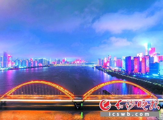 华灯初上，长沙一江两岸灯光璀璨，夜色迷人。
