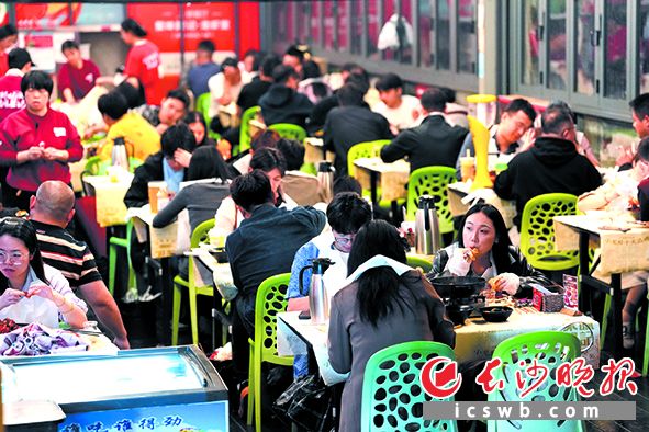 夜晚，渔人码头热闹非凡，市民游客闲谈小聚，享受悠闲假期。